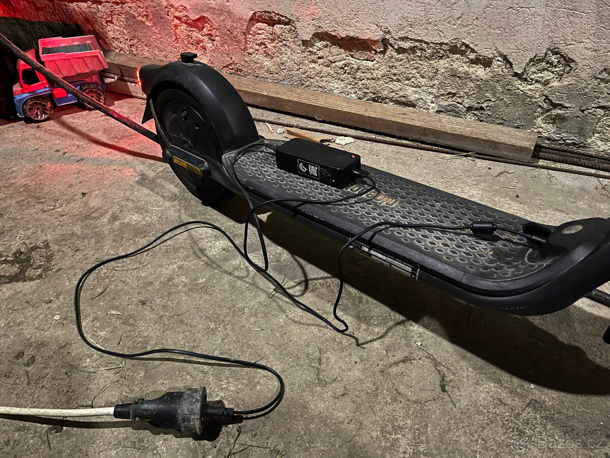 Elektrická koloběžka Ninebot KickScooter F2 Pro E by Segway - 3