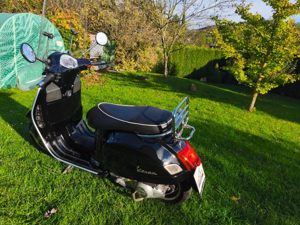 Vespa GTS 300 i.e. (2013) pěkná + doplňky + komplet servis - 3