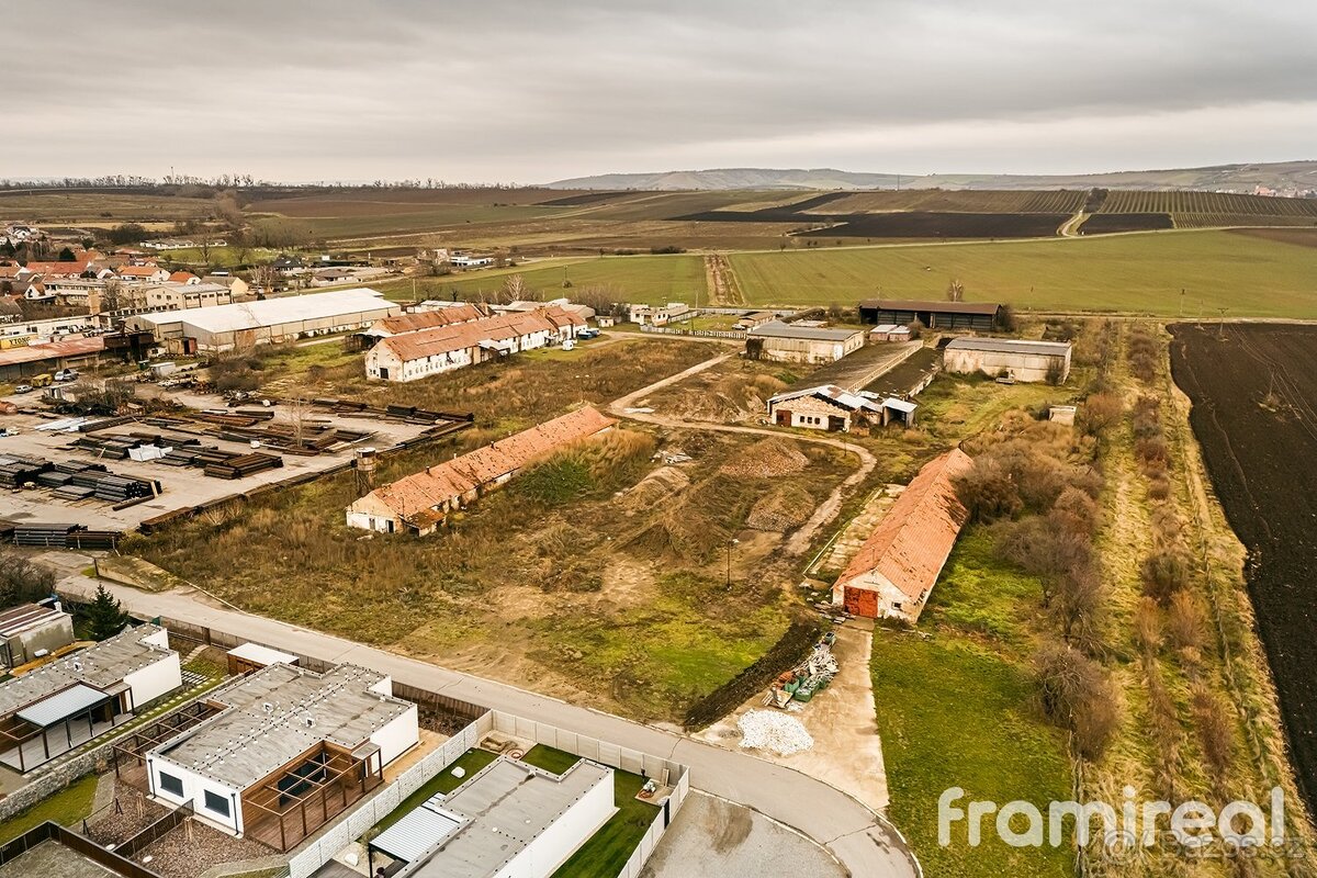 Prodej komerčního pozemku 4 409 m², Strachotín, ev.č. 02006 - 3