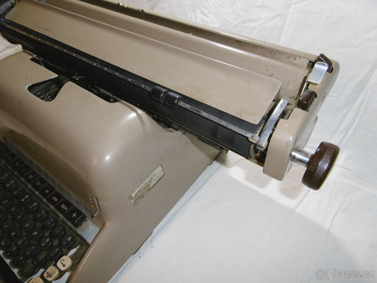 psací stroj starý retro - 3
