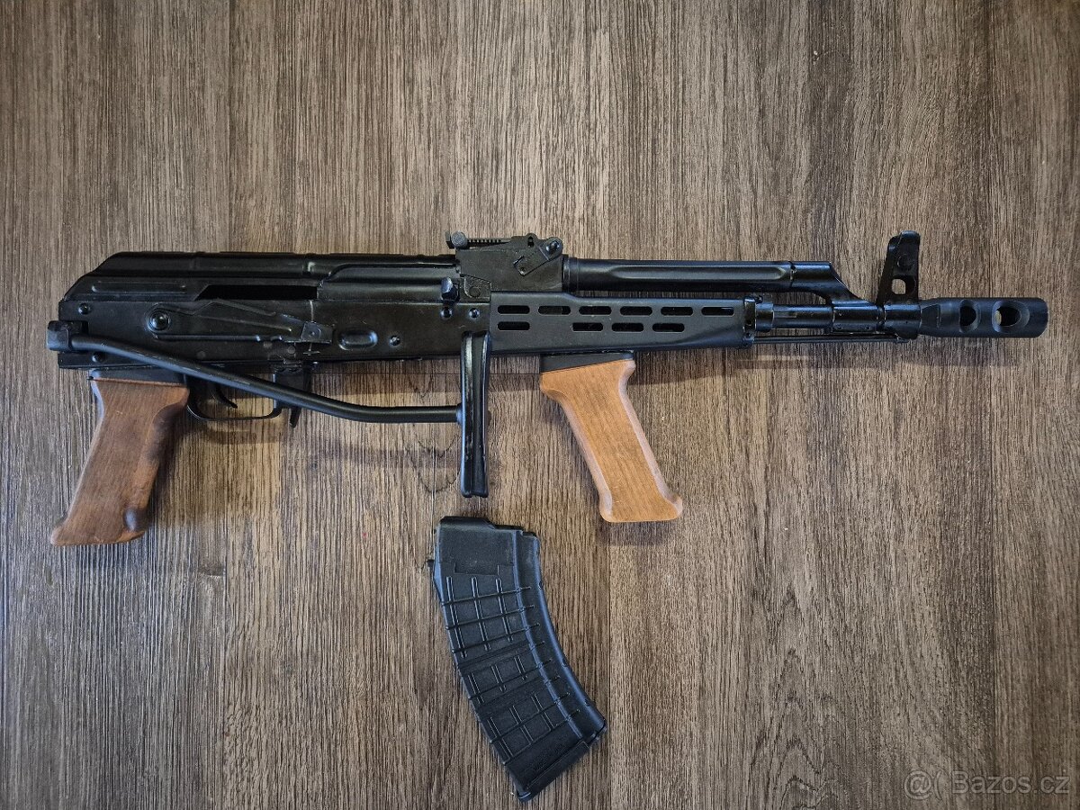 Znehodnocený výsadkový samopal AMD 65/5 - 3