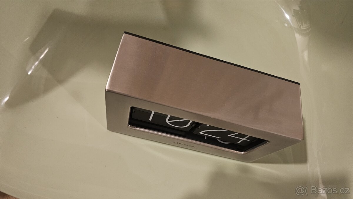 Překlápěcí hodiny Karlsson Boxed Flip
- 3
