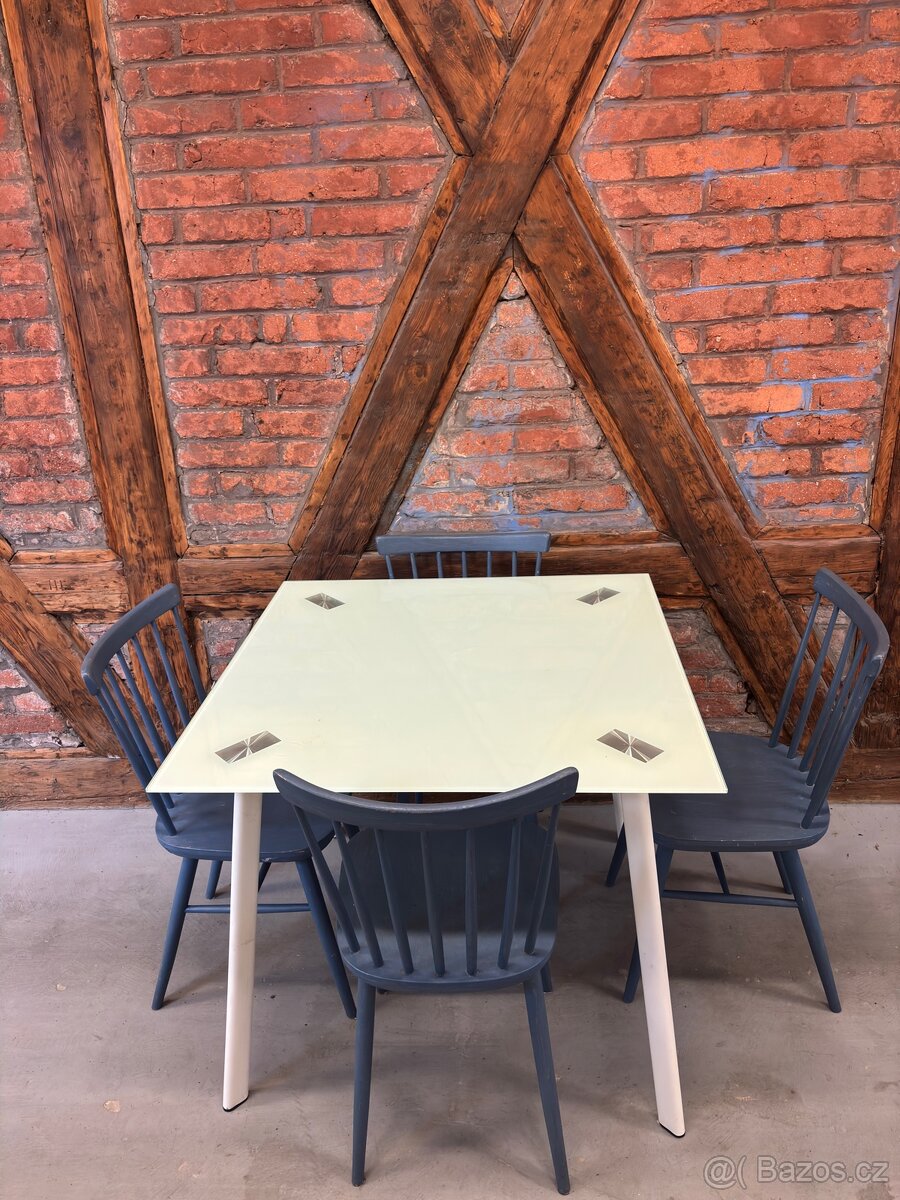 Skleněný jídelní stůl - 3