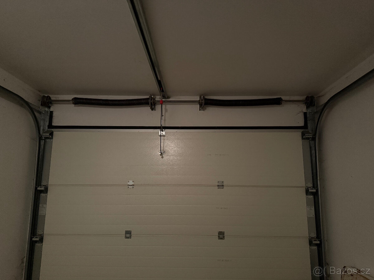 Sekční garážová vrata LOMAX s pohonem - 3