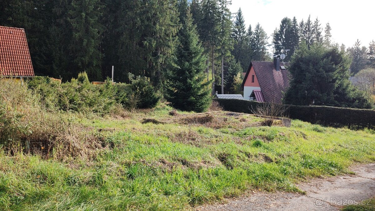 Prodej stavebního pozemku 900 m² s výhledem na jezero - 3