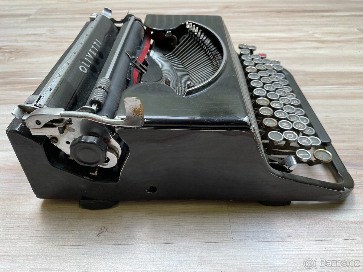 Starý psací stroj OLIVETTI - 3