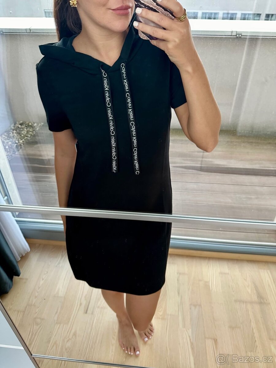 CALVIN KLEIN ČERNÉ ŠATY S KAPUCÍ - 3