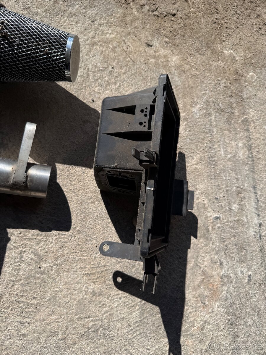 E30 325i - vršek filtrboxu - 3