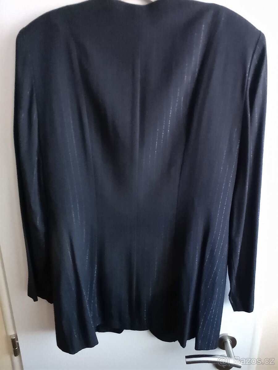 Společenský kalhotový modrý kostým se stříbrnou nitkou - 3