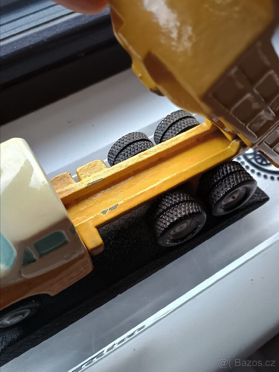 Kovový model Tatra 148 na podstavci - retro - 3