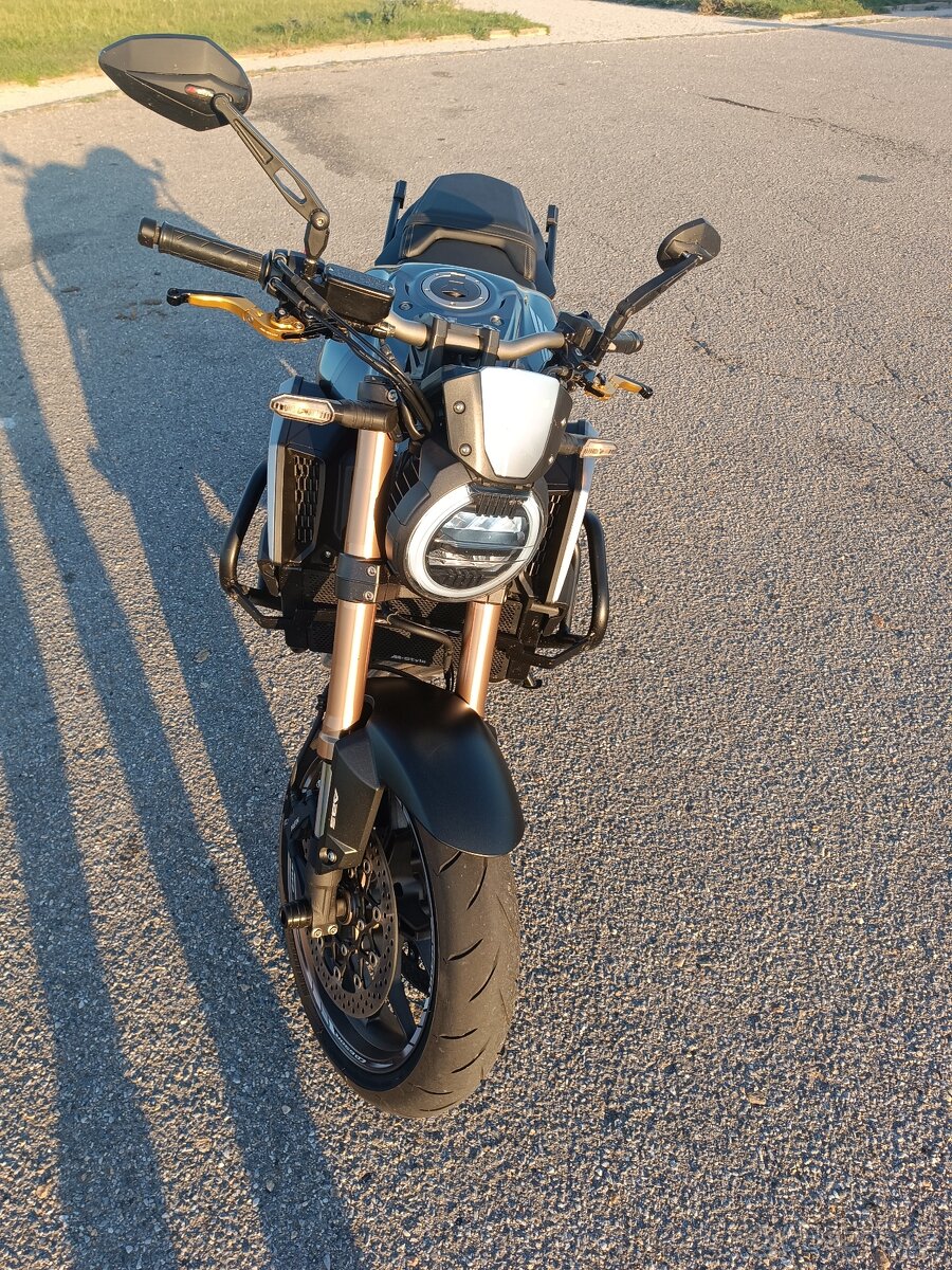 CB 650R - 3