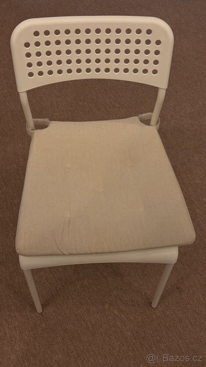 Bílá židle s polštářkem - 3