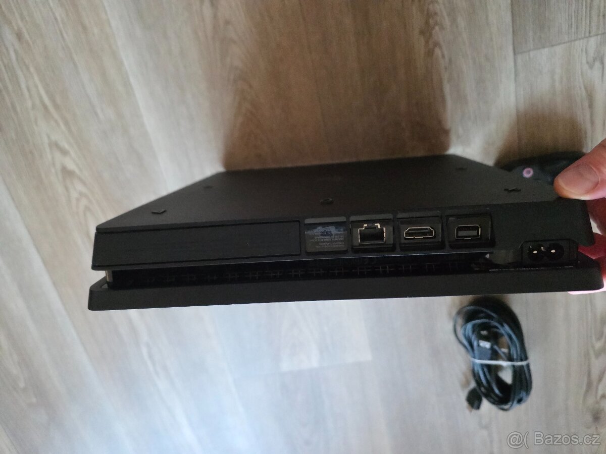 Playstation 4 slim - 3