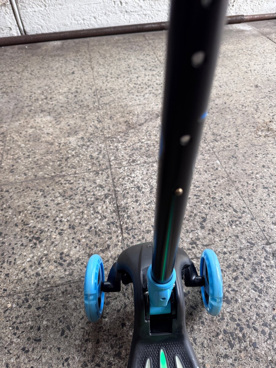 Zánovní dětská svítící koloběžka - 3