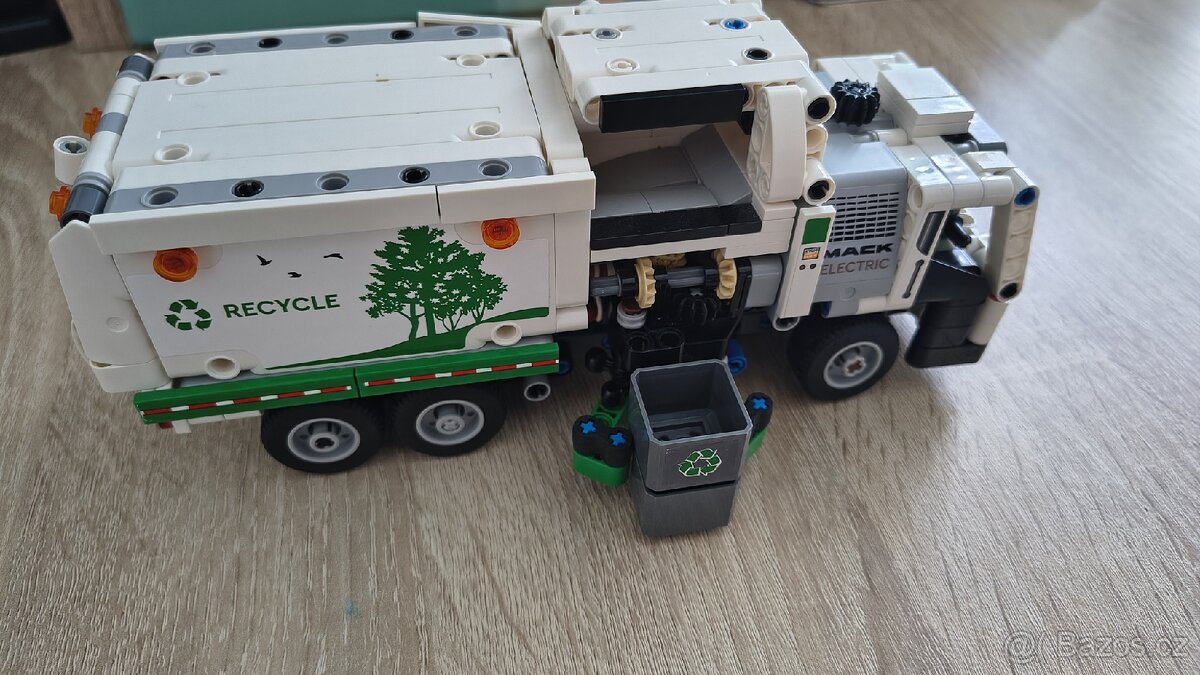 Lego technic 42167, popelářský vůz Mack, auto - 3