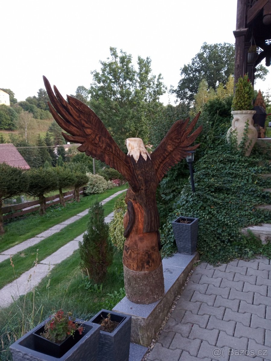 zahradní dekorace vyřezávaný orel motorovou pilou - 3