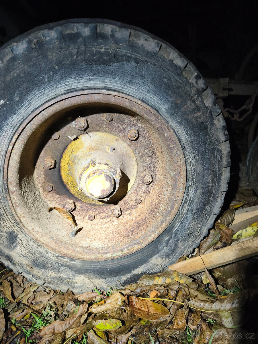 Náprava ze sběracího vozu horal, pneu 10.0/75-15.3 - 3