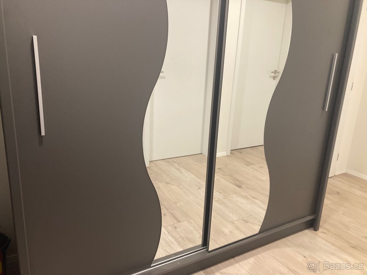 Šatní skříň - použitá - 3