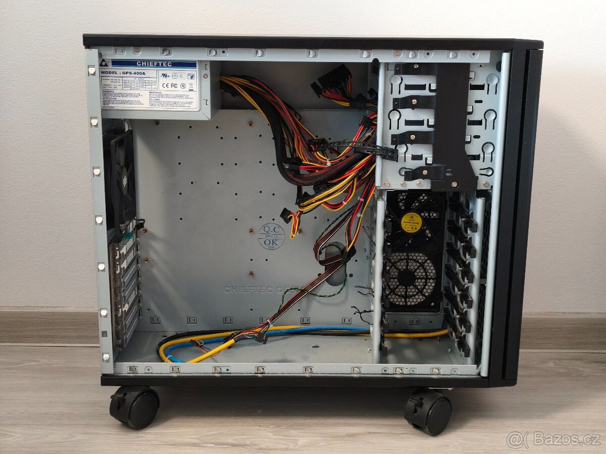 PC skříň (case) Chieftec se zdrojem a kolečky - 3