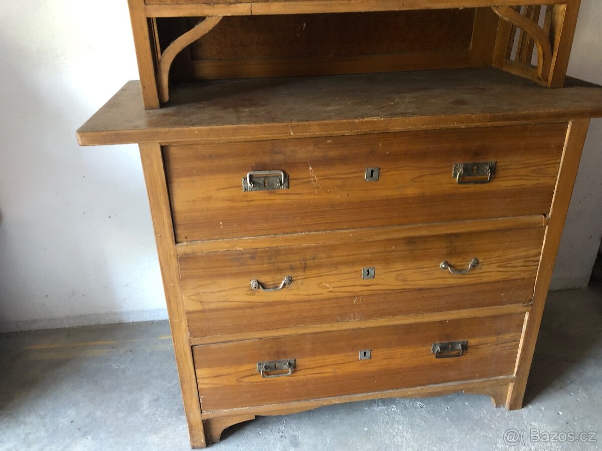 Starožitný kuchyňský kredenc - 3