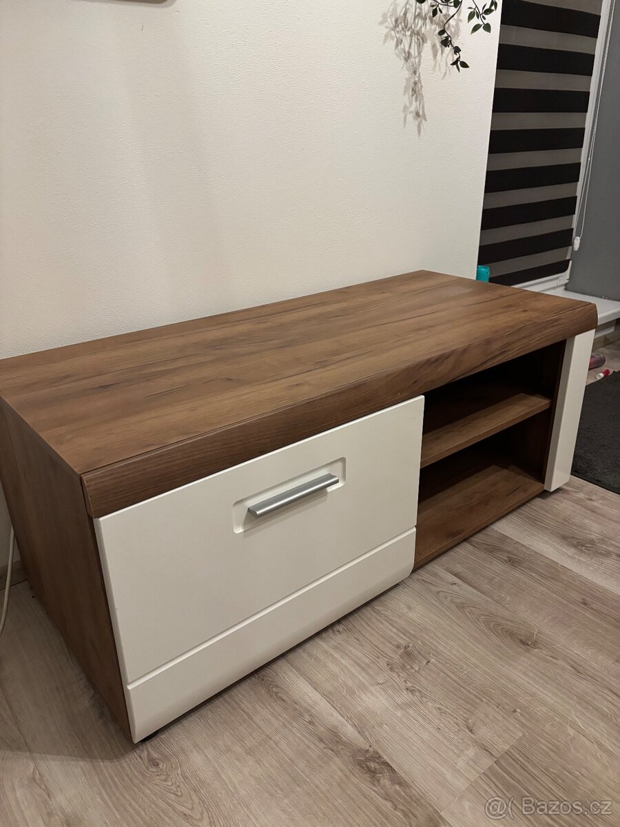 Televizní stolek - 3