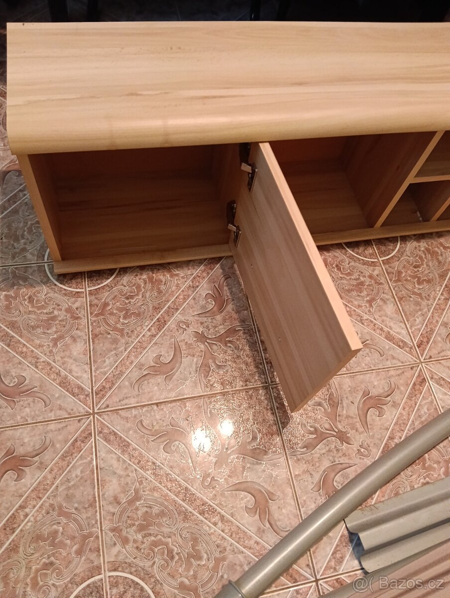 Police na stěnu - 3