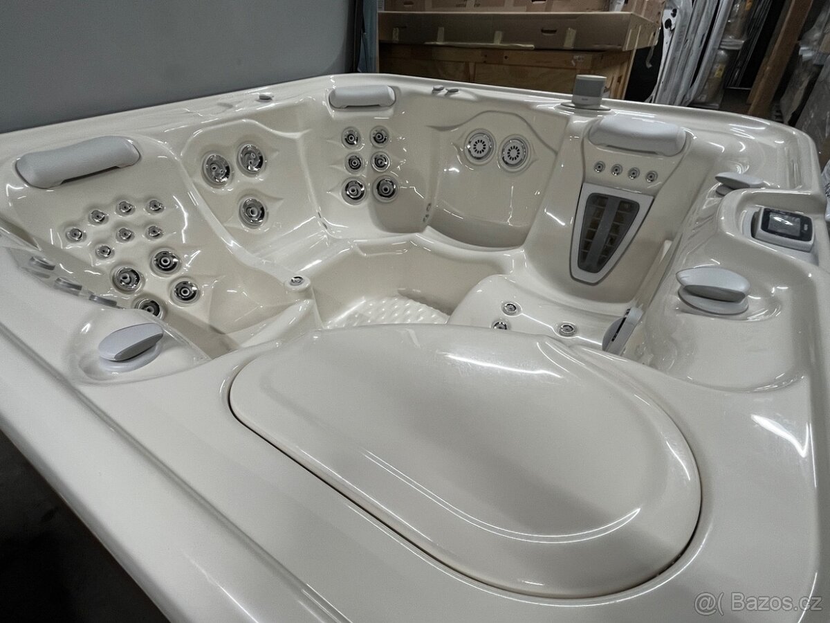 Vířivá vana Envoy HotSpring - 3