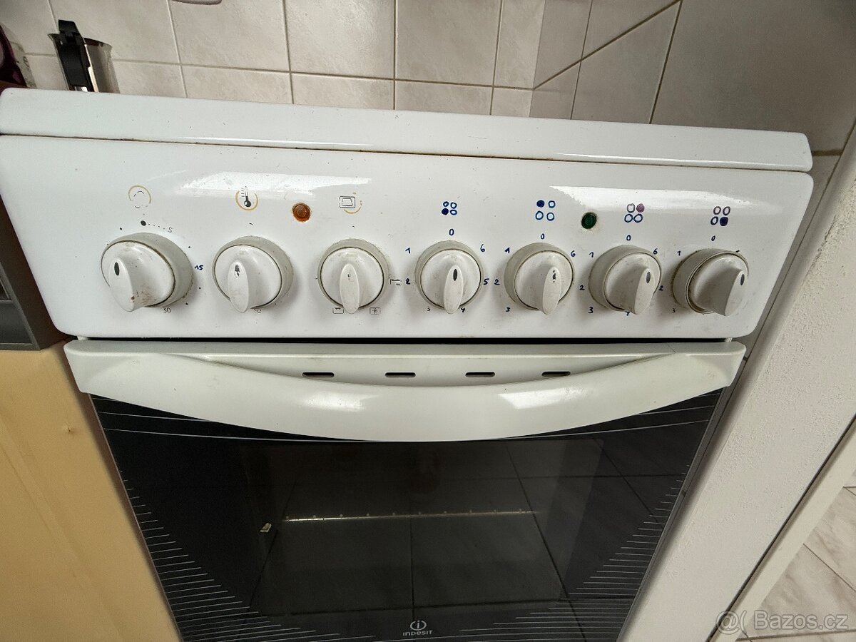 Indesit Sporák sklokeramická deska a trouba v jednom - 3