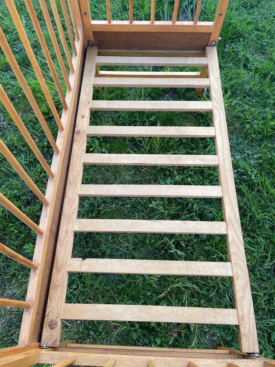 Dřevěná dětská postýlka k manželské posteli - 3