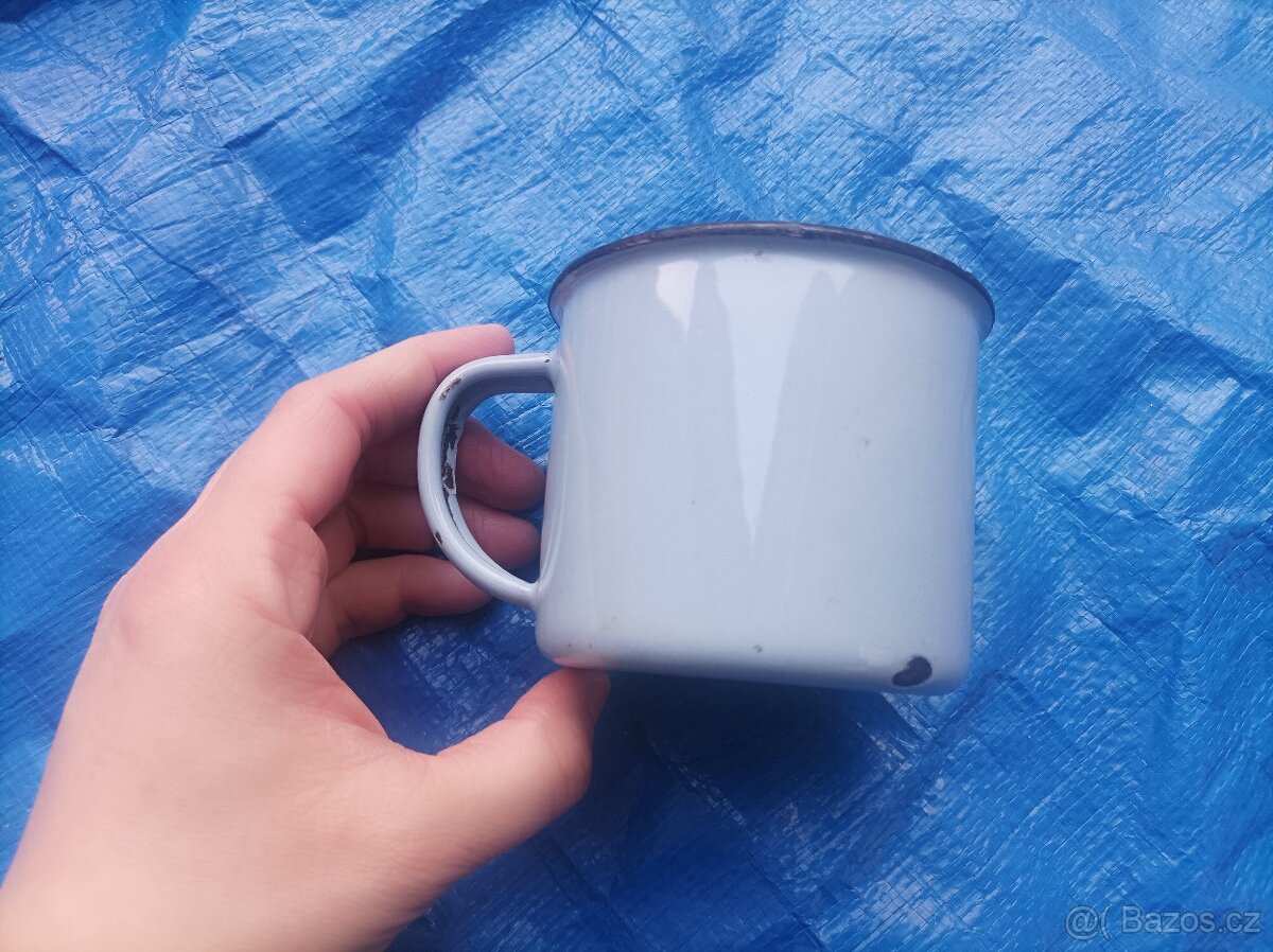 Smaltovaný světle modrý hrnek, průměr 8 cm - 3