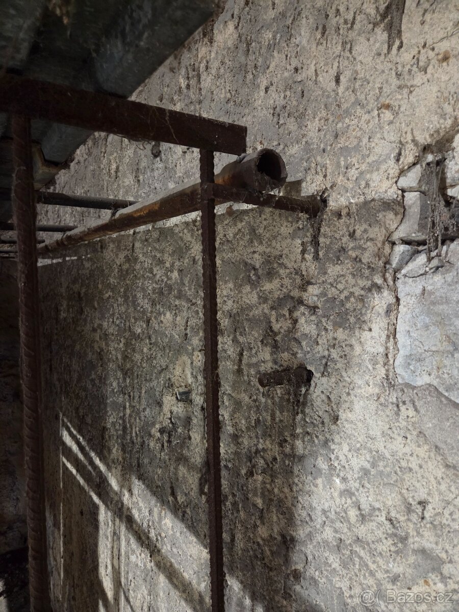 Kovová klec ke zdi - 3