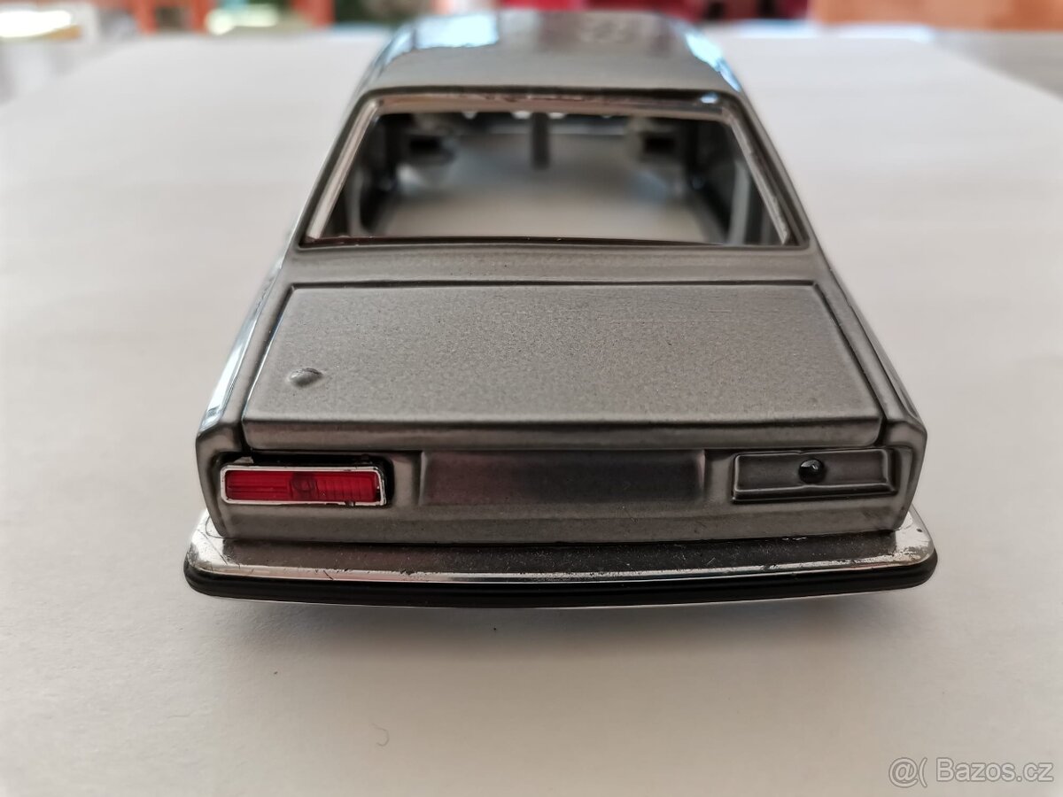 Daruji kovový model auta-neúplné - 3