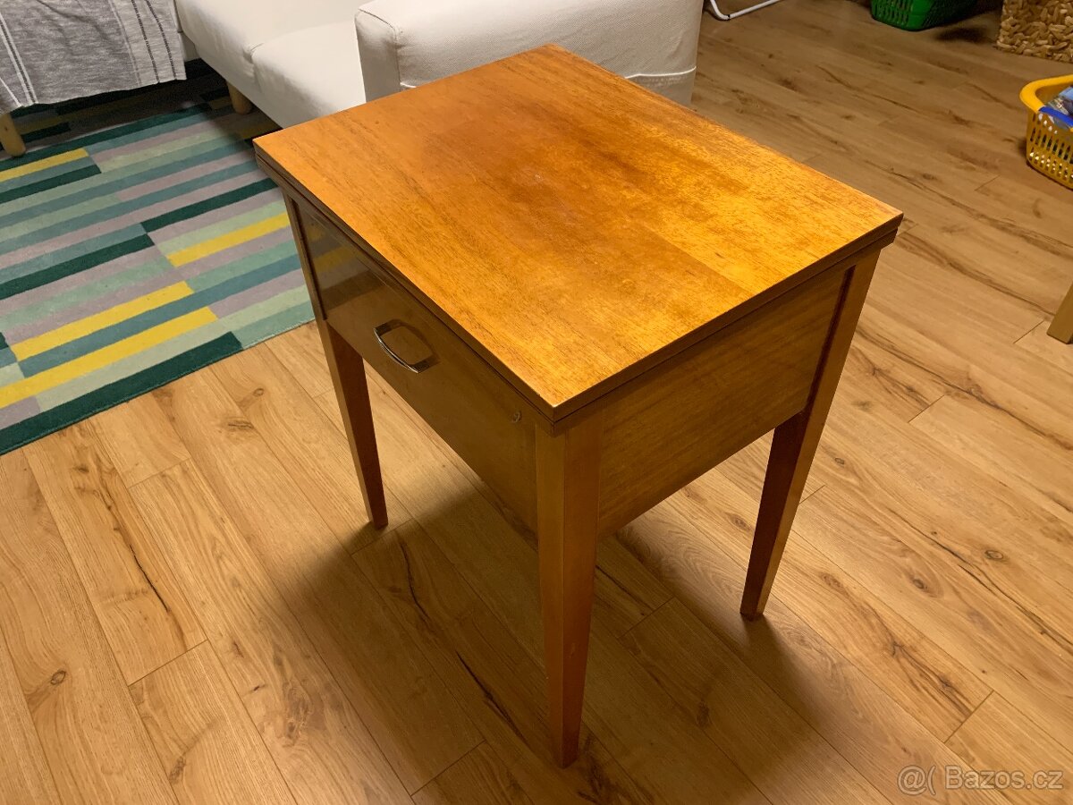 Šicí stroj ve stolku - 3