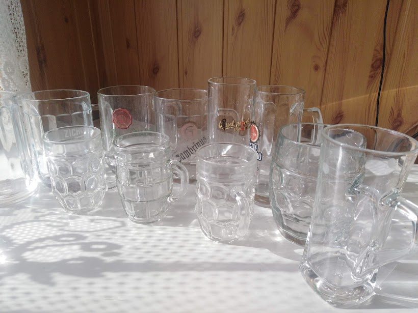 Staré hospodské půllitry a štuce . - 3