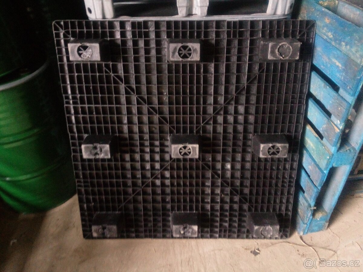 Plastové palety 120x120 cm - 3