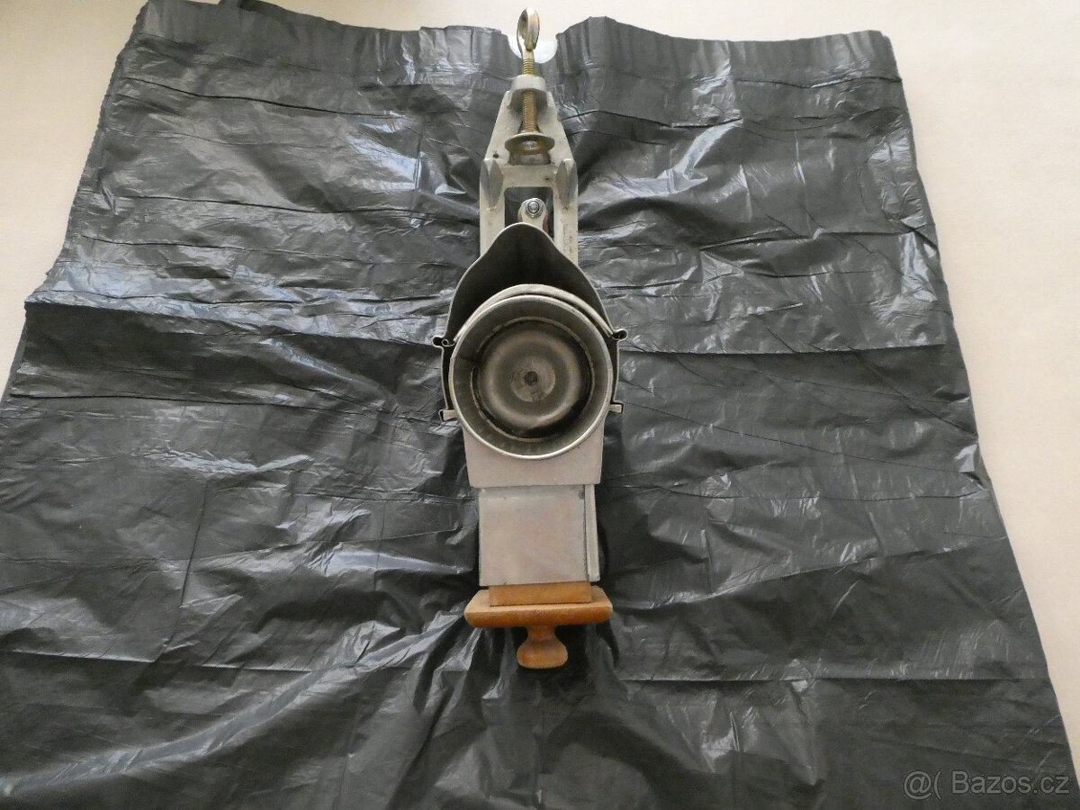 Ruční mlýnek na strouhání - 3