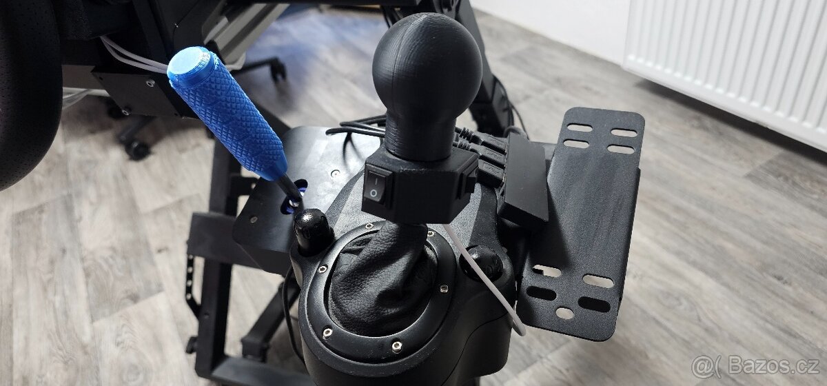 Logitech G920, doplňky + stojan Nexx Level - 3