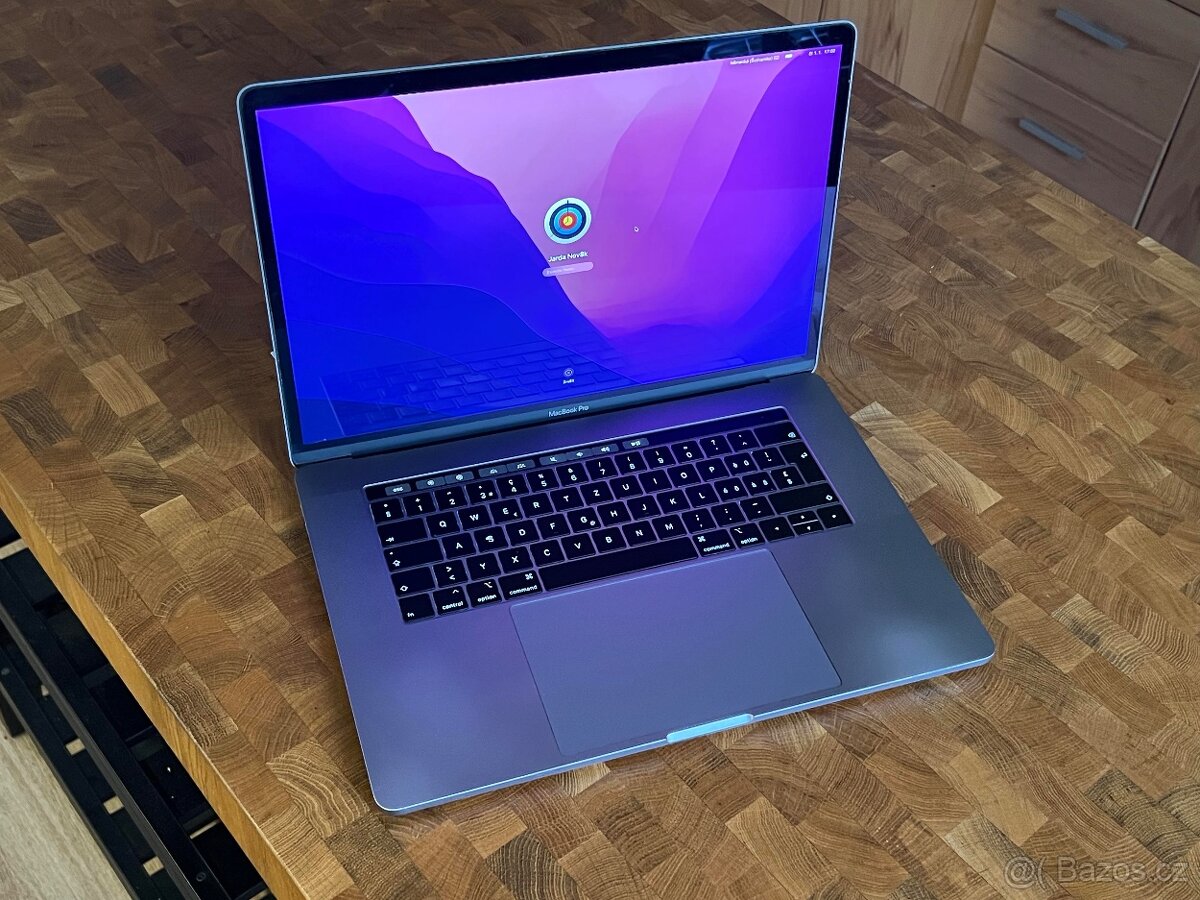 MacBook Pro 15" (2018), Intel Core i7 2,2 GHz, 16 GB RAM, - 3