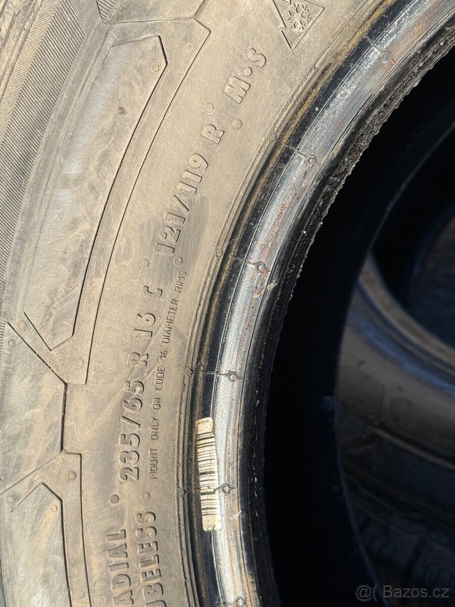 Prodam 2 kus pneu Continental 235/65r16c - 3