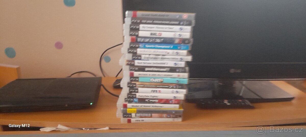 PS3 SUPER SLIM/20HER, 2 OVLADACE ZA PS4 - 3