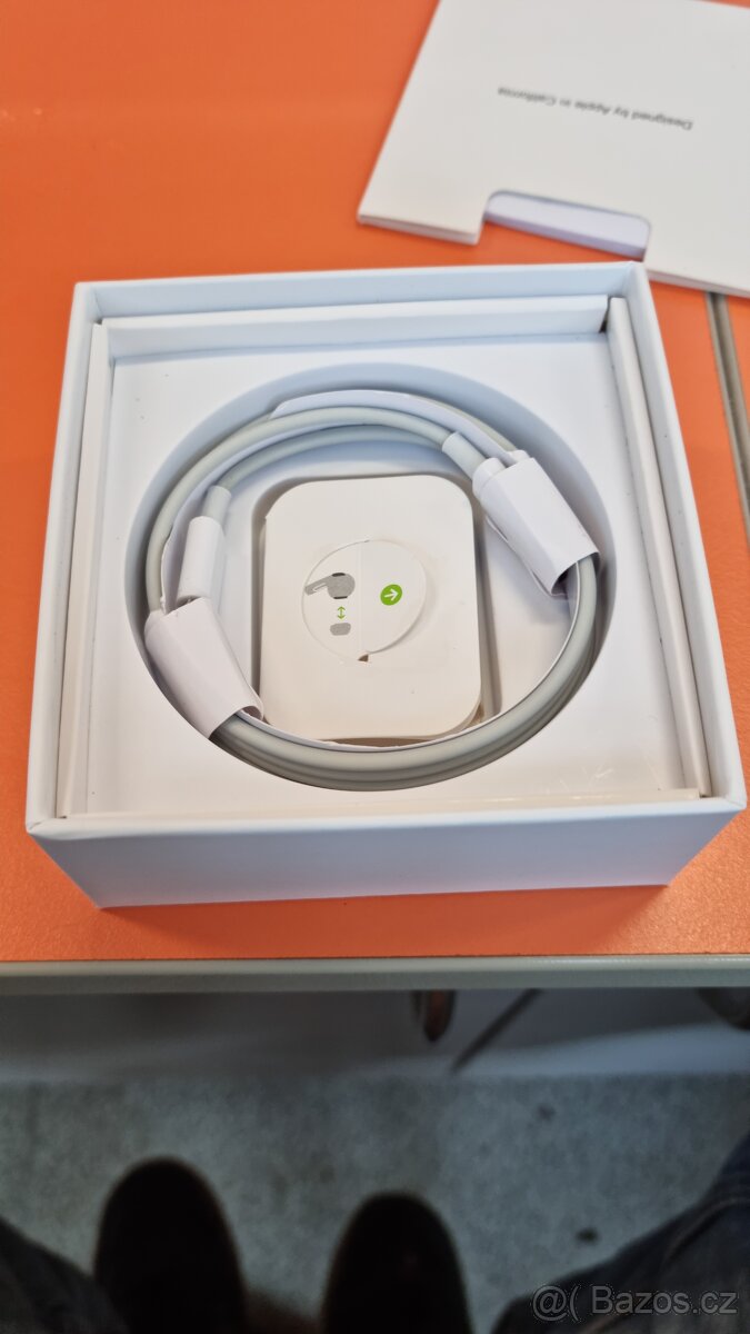 Bílá sluchátka - 3