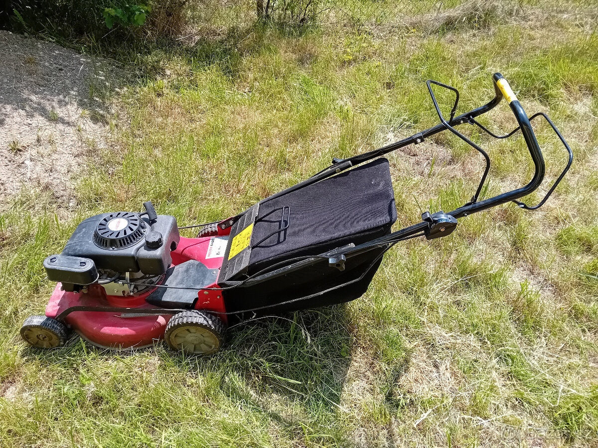 Prodám sekačku s pojezdem Hecht - 3