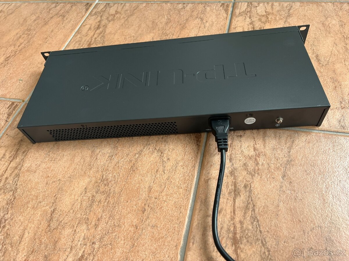 TP-Link TL-SG1024 – 24× Gigabit RJ45, rackový switch - 3
