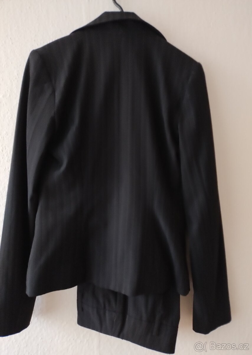 1) kostým dámský černý s proužkem - 3