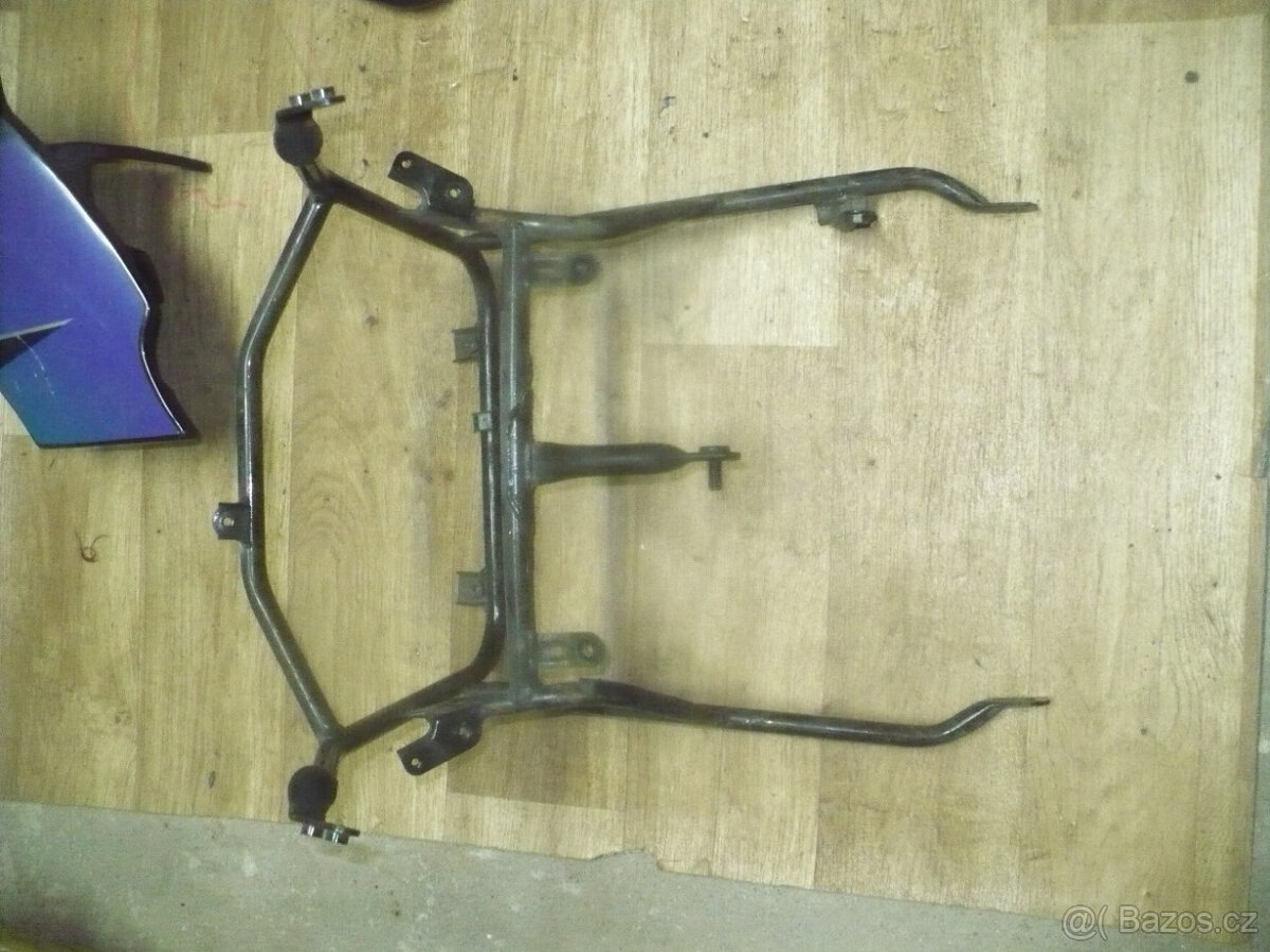 Kawasaki GPZ 500 r. 95 díly - 3