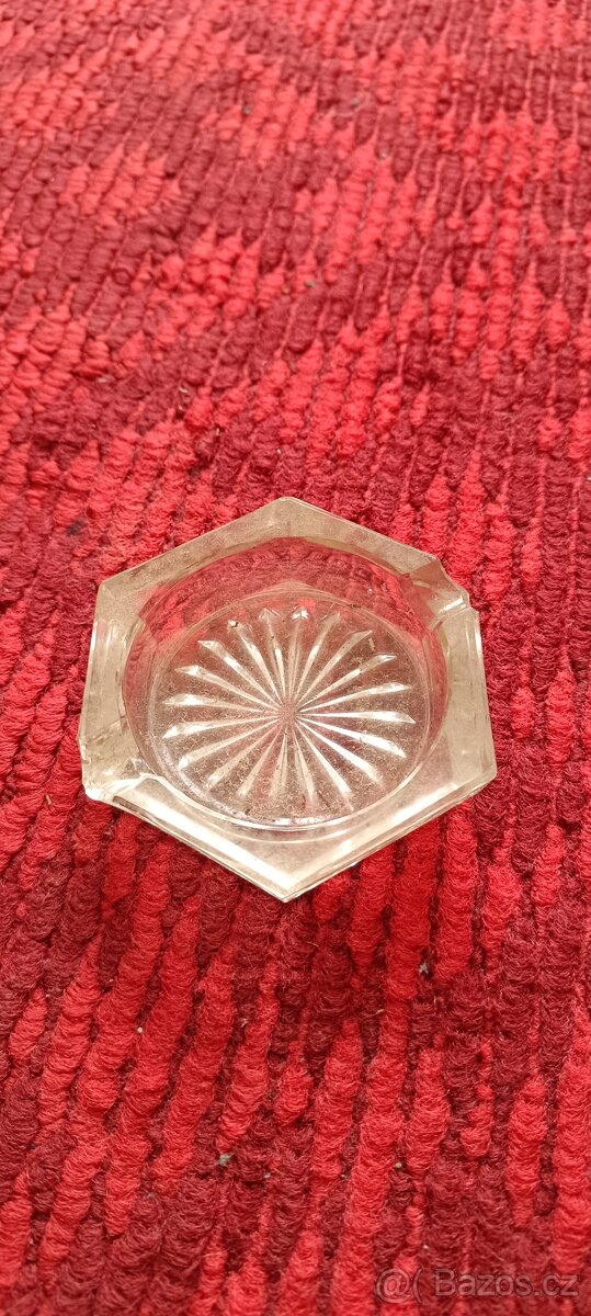 Malý skleněný broušený popelník - 3