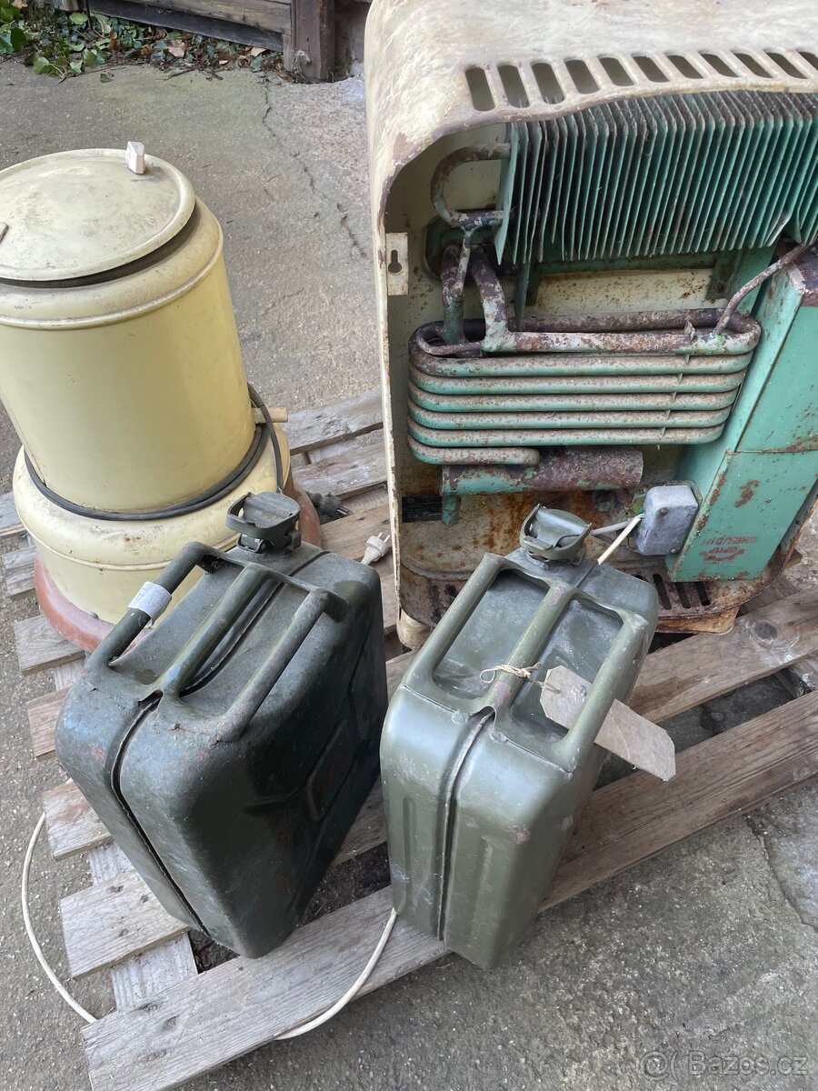 Staré věci po úklidu . - 3