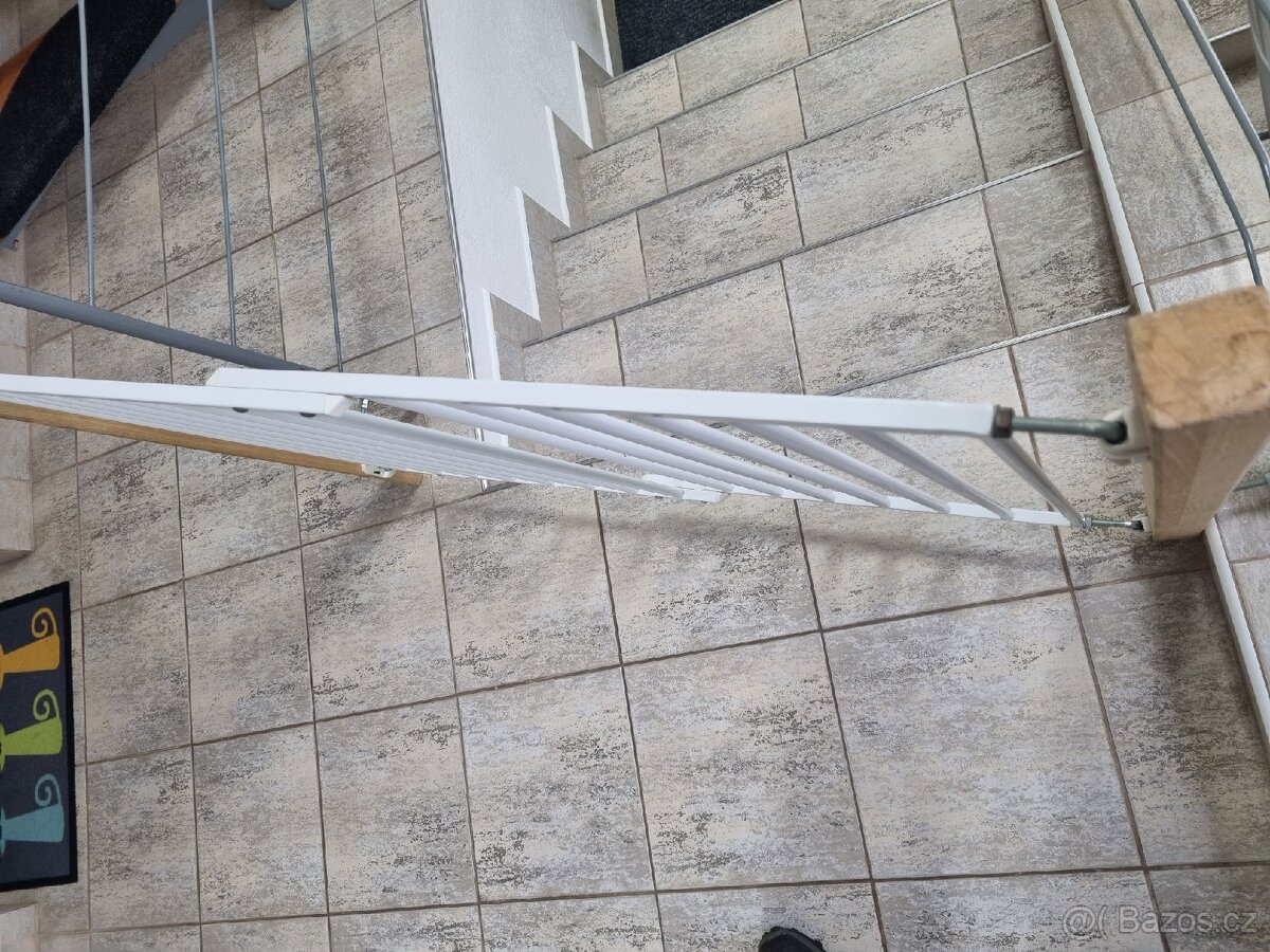 Prodám dětskou bezpečnostní zábranu na schodiště. - 3