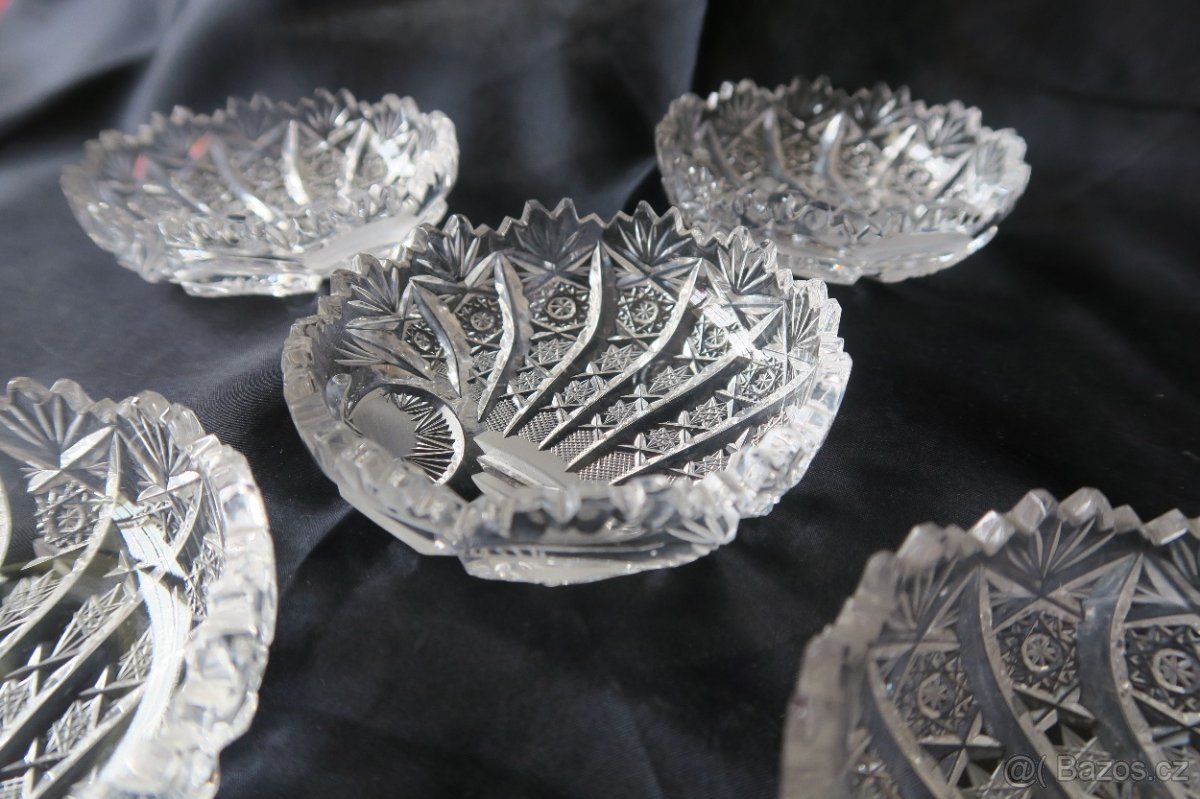 Dóza a misky z broušeného skla - 3