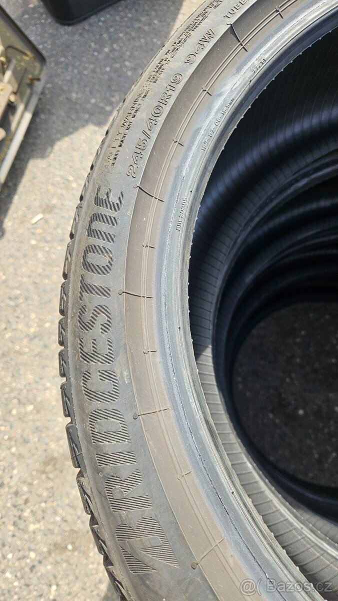 245/40R19 - 3